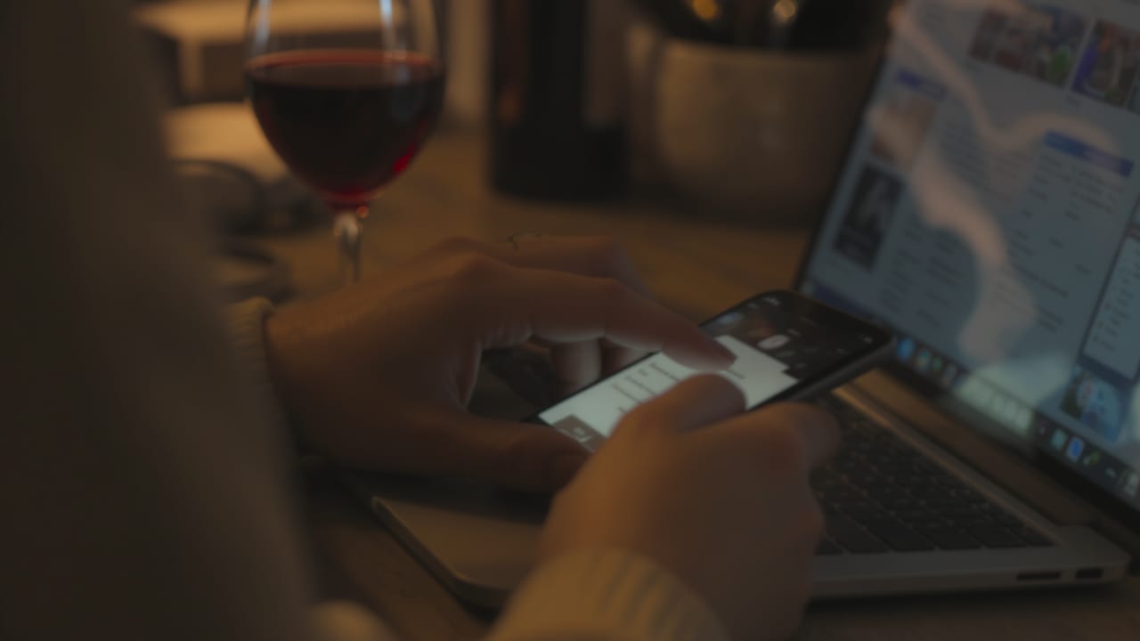 Bio na Tinderze, które przyciąga dorosłych mężczyzn (a nie chłopców z kryzysem)